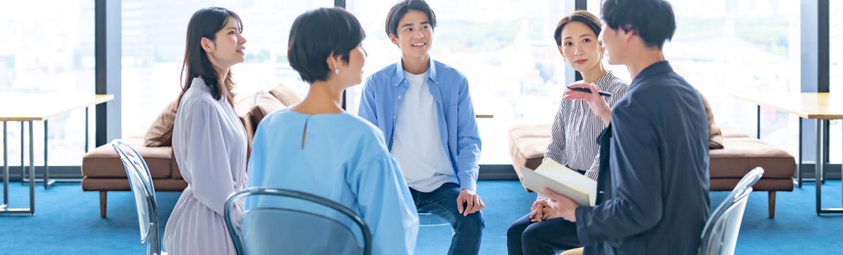 学生が笑顔で話している様子