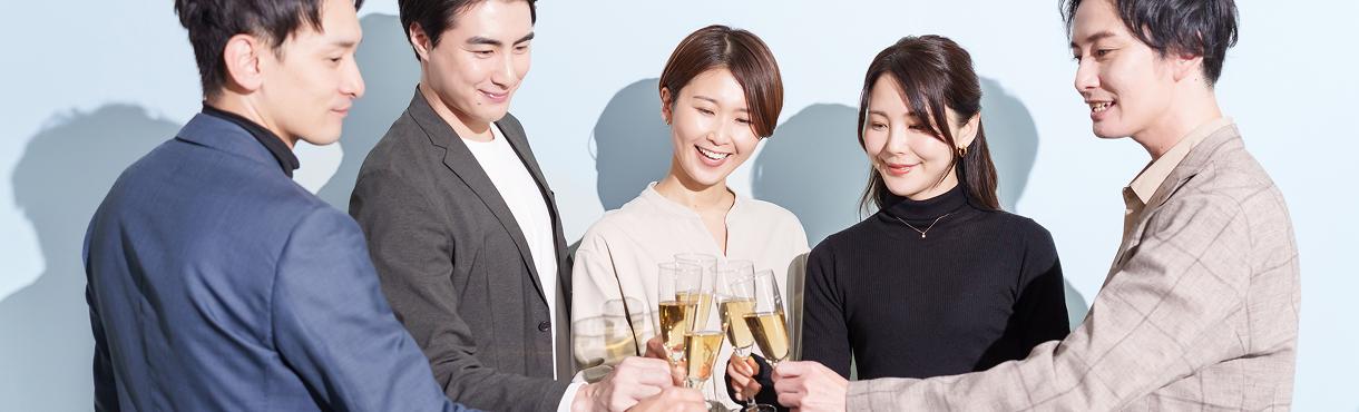 人々が乾杯している様子