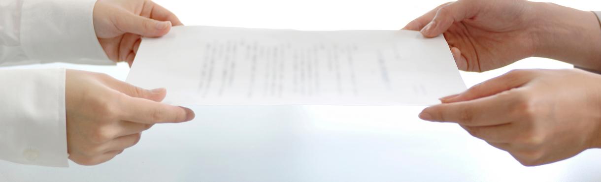 書類を手渡している様子