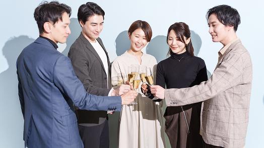 人々が乾杯している様子