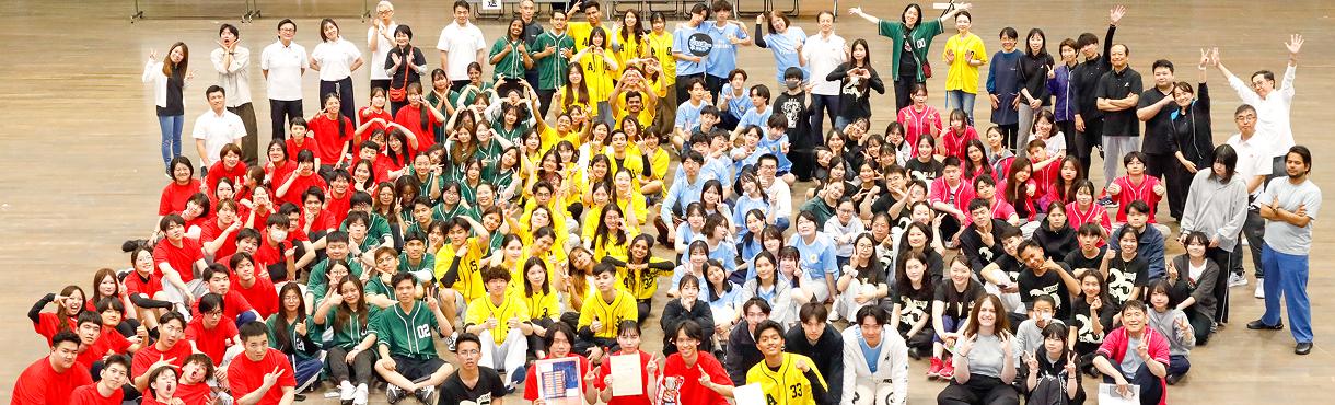 学生と教師の集合写真