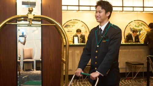 ホテルマンが荷物を運んでいる様子