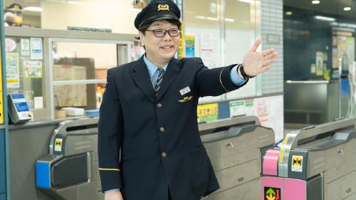 駅の窓口で案内をしている様子