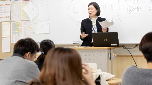 就活に向けたビジネスマナーの授業風景