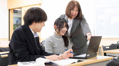 エントリーシートの書き方を指導する様子