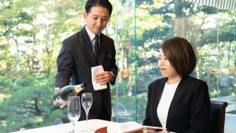 ホテルレストランスタッフ