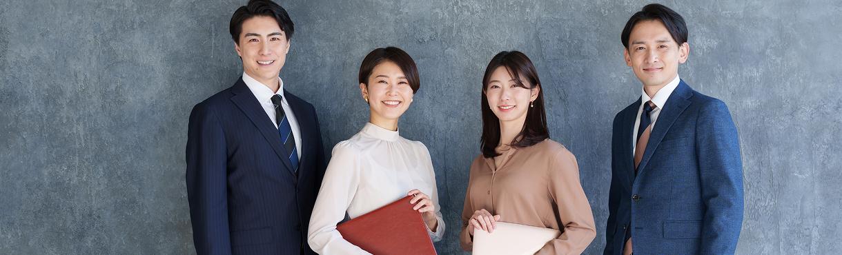 ビジネスパーソンたちが並んでいるイメージ画像