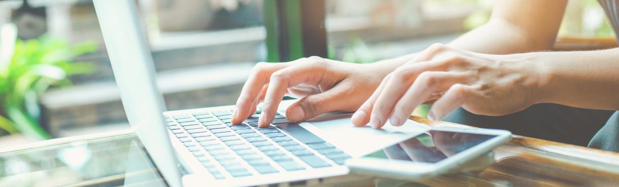 パソコンでタイピングをしているイメージ画像
